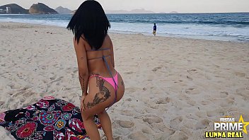 Novinha sozinha na praia de Copacabana Chama a atenção de Pescador tarado ,