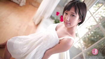 Linda menina japonesa de cabelo curto adora seduzir com a língua…[HODV-21041]
