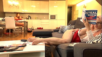 Os peitos enormes e a buceta da sua mamãe bundão na câmera enquanto descansa