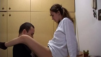A estudante Lara fode a sua prima sem preservativo pela primeira vez sem querer