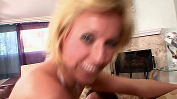 Cara jovem mima loira milf quente