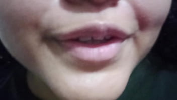 Minha prima se grava e me manda um vídeo por engano no Whatsapp se masturbando