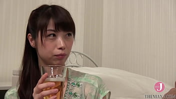 Uma linda jovem esposa com cara de bebê também é ativa na metamorfose do sexo, e lamber anal é daisuki!