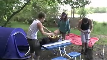 Uma garota fodida forte por dois caras em um acampamento