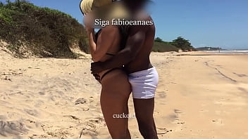Sarro gostoso interracial da howife. Esposa gostosa de biquini se exibe na praia e pega no pauzão do negão de sunga branca e recebe massagem na frente do corno.