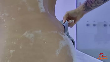 Ruiva chupando dois paus pretos grandes ao mesmo tempo