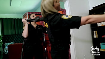Aaliyah Taylor venceu a diversão dos policiais com um policial MILF