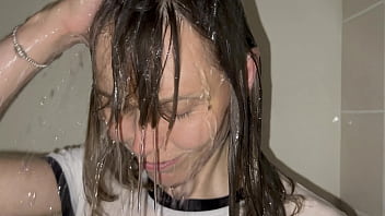 Wetlook – camiseta molhada e calcinha no chuveiro