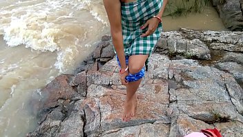 Fodidamente. Esposa do irmão no rio durante o banho