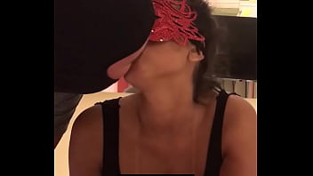 Brazilian Hotwife chupa pauzudo negro e depois beija o marido corno