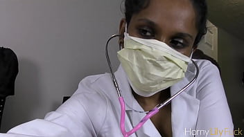 Médica indiana sexy tratando seu paciente e fazendo sexo com raiva