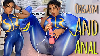 Chun Li cosplay bunda grande latina brincando com seu vibrador hitachi até atingir o orgasmo e esguichar na calcinha PUXSY FUCKING