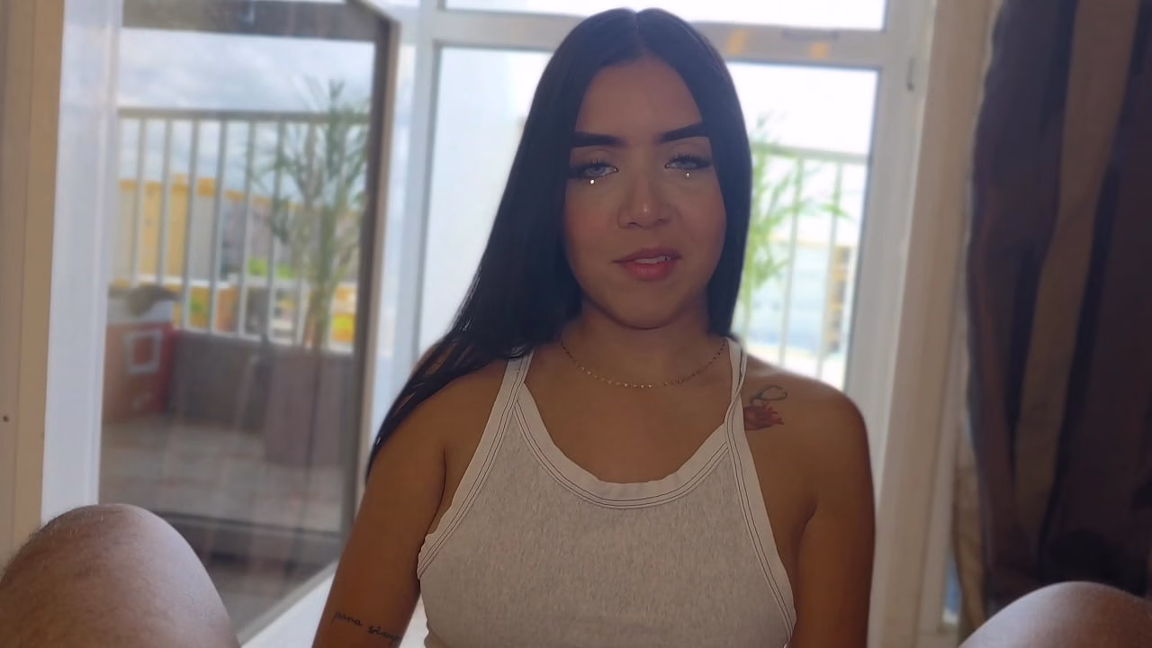 Padrasto tarado não perdoa sua enteada fofa