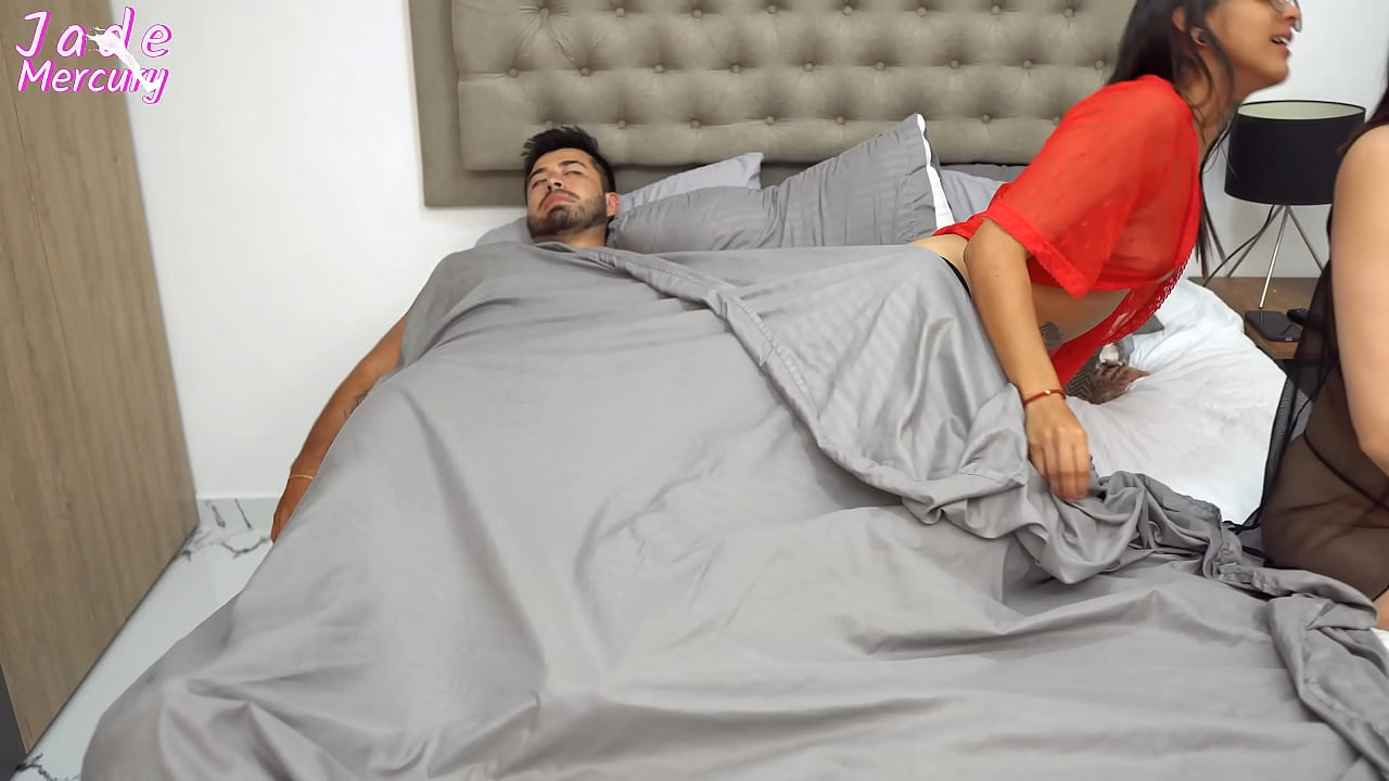 Minha meia-irmã me convida para ir à casa dela, nós três dividimos a cama e eu acabo transando com o marido dela.