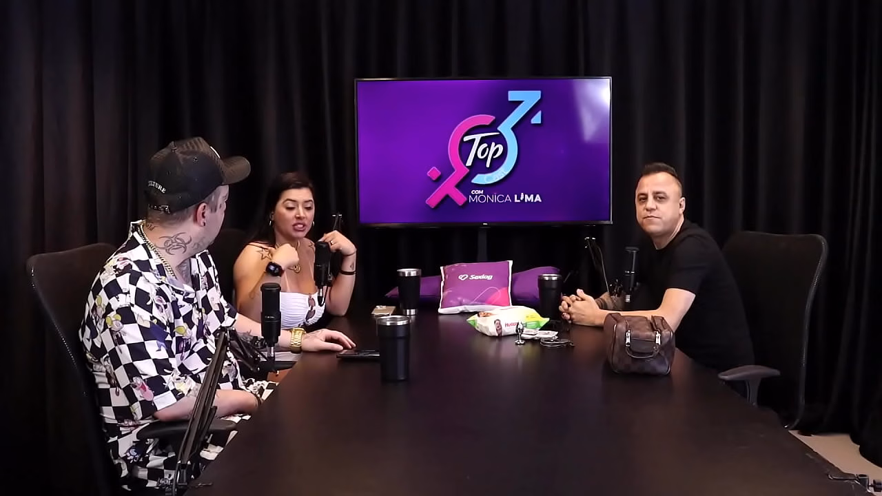 Putaria ao vivo no topcast. Monica Lima e o rei do dogging fazem uma putaria ao vivo, no meio da transmissao e o corno só olha o pauzudo fudendo sua esposinha.