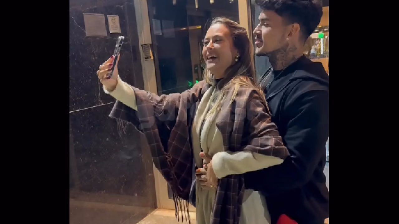 Conheci um gato roludo no pagode, levei ele embora, chupei no carro enquanto corno dirigia e dei gostoso no quarto – COMPLETO NO RED