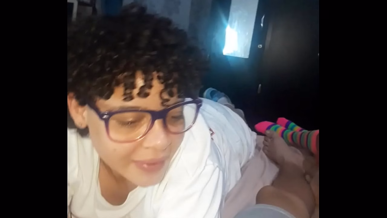 Meus dois sobrinhos vêm ao meu quarto para dormir comigo, e isso acaba acontecendo. Comentem se quiserem ver o final deste vídeo, é muito legal.