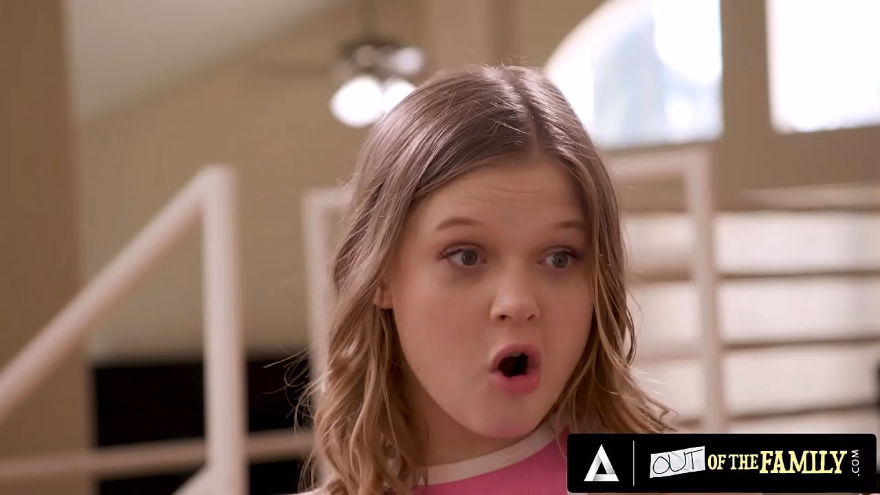 FORA DA FAMÍLIA – A jovem Coco Lovelock esguicha enquanto é fodida com força pelo meio-irmão